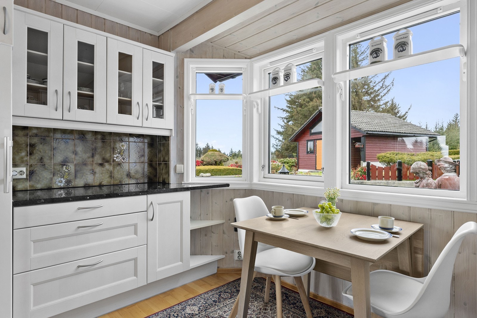 Det er godt med skap- og benkeplass og det er god plass til å innrede med et spisebord. Galleribilde
