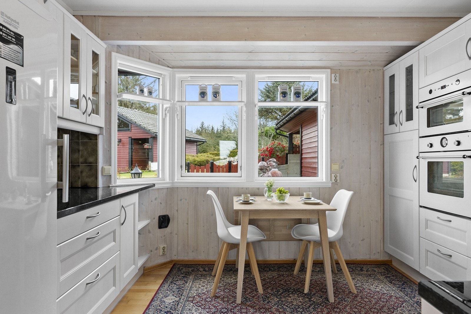 Kjøkkeninnredning med malte profilerte fronter og laminert benkeplate. Galleribilde