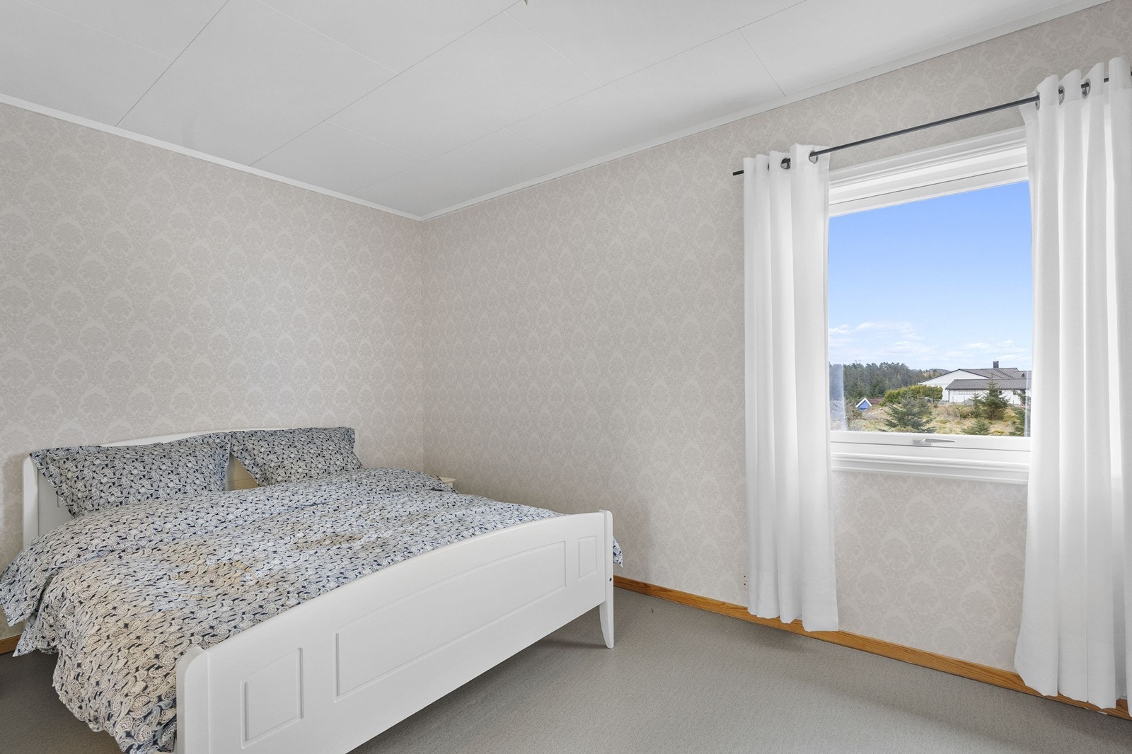 Hovedsoverommet er romslig med god plass til stor seng, nattbord og annet ønsket møblement. Galleribilde
