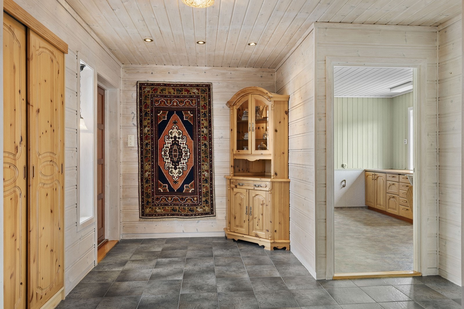 Velkommen inn i en trivelig entrè med god plass til å henge fra seg yttertøy og sko. Galleribilde