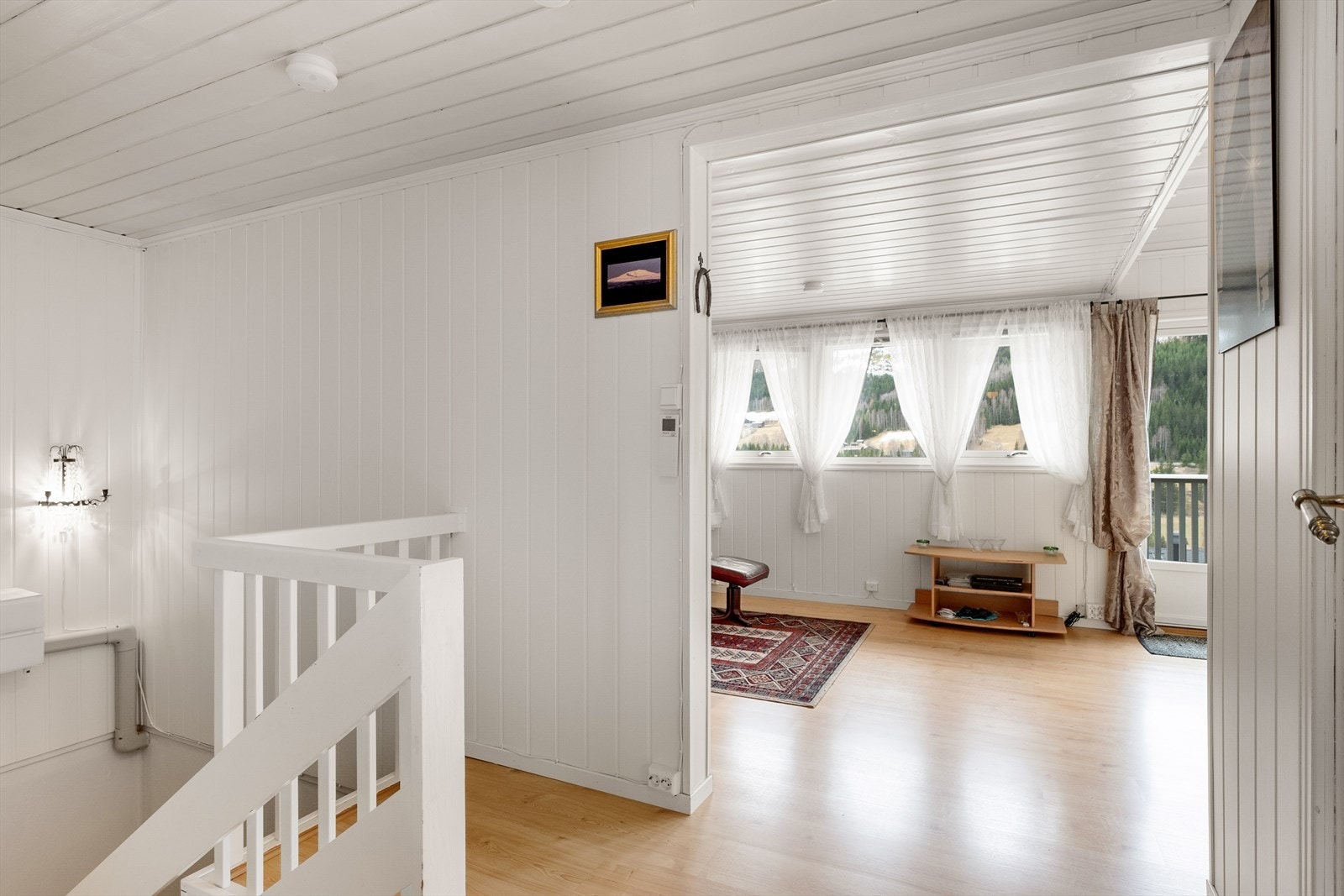 Fra gangen har man trapp ned til underetasjen, samt adgang til stue og kjøkken. Galleribilde