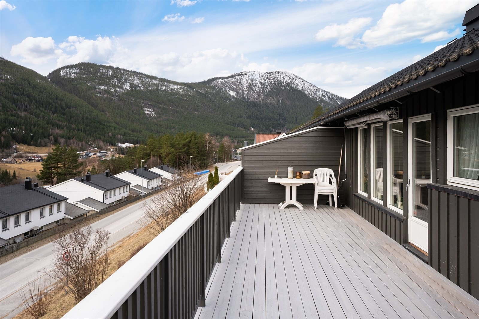 På verandaen er det godt med plass til utemøblement. Galleribilde