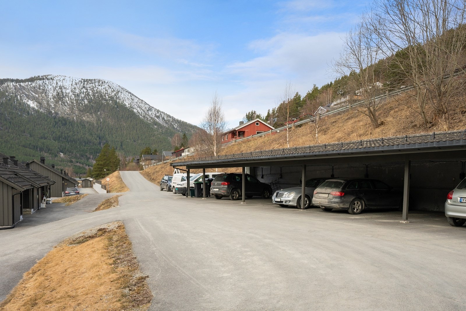 Boligen har plass til parkering i felles carportanlegg. Galleribilde