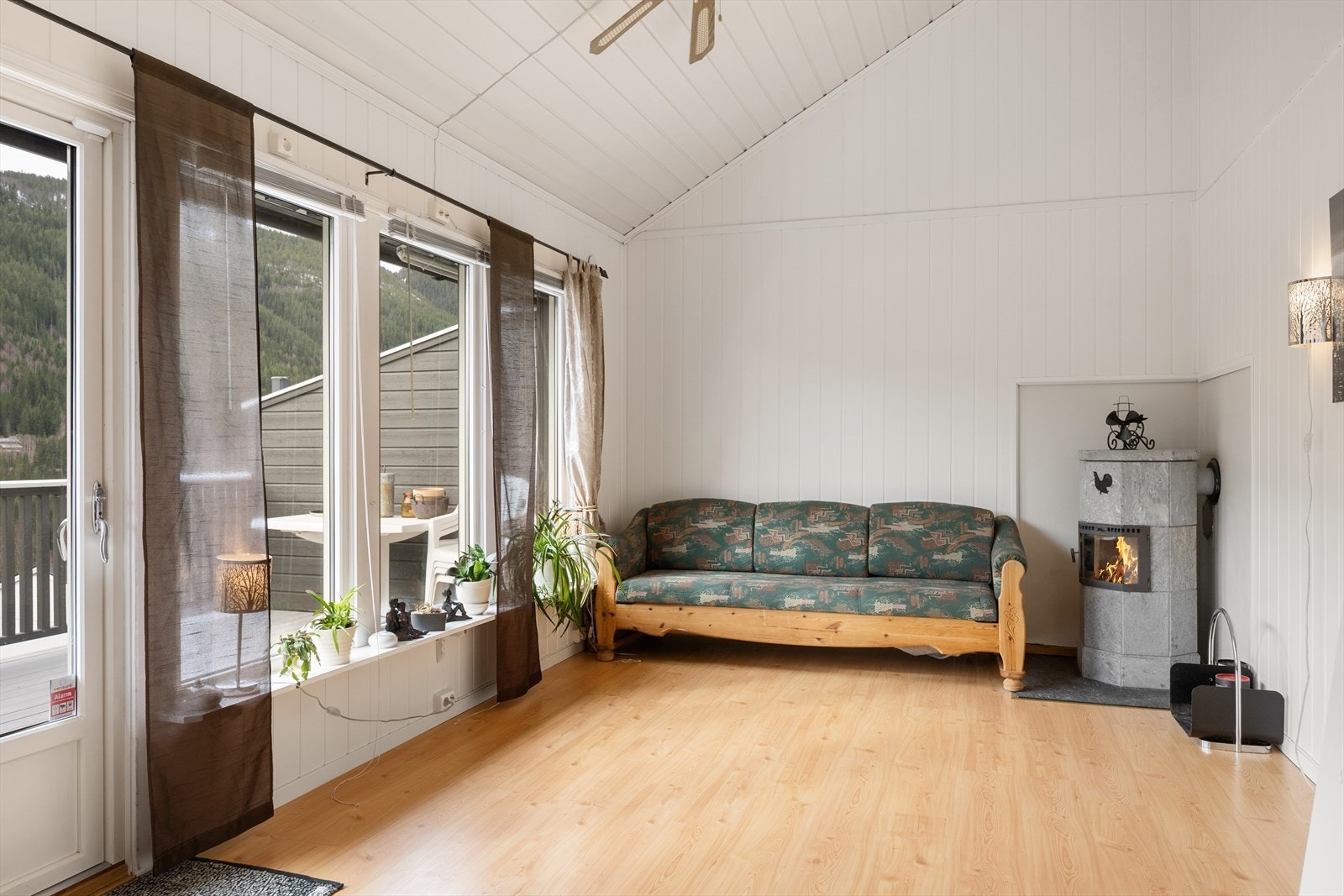 I stuen er det en kleberovn som varmer godt. Galleribilde