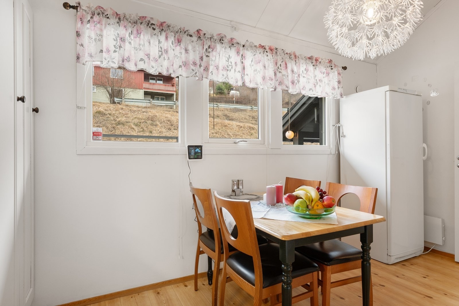 Her har man plass til et kjøkkenbord med stoler dersom man ønsker det. Galleribilde