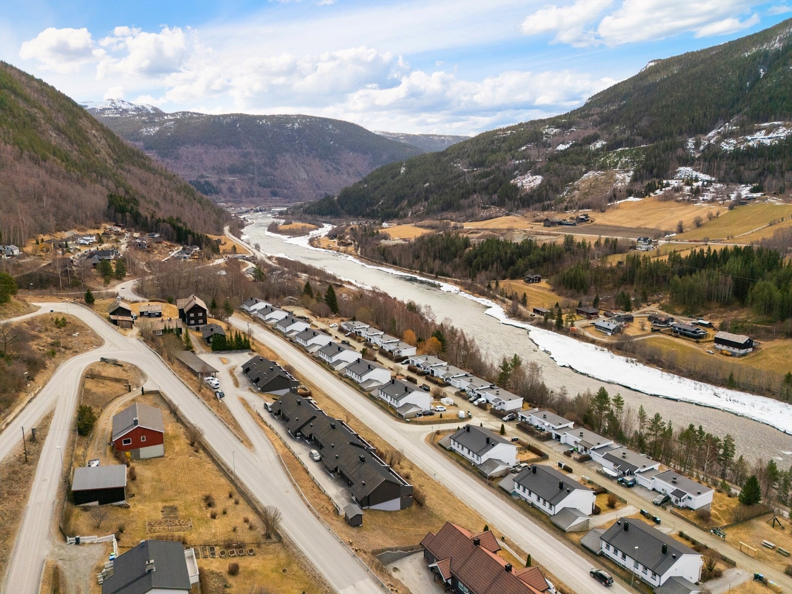 Fra eiendommen har man kort avstand til Otta sentrum, hvor man finner alt av nødvendige sentrumsfunksjoner. Det er gang- og sykkelvei helt inn til sentrum. Galleribilde