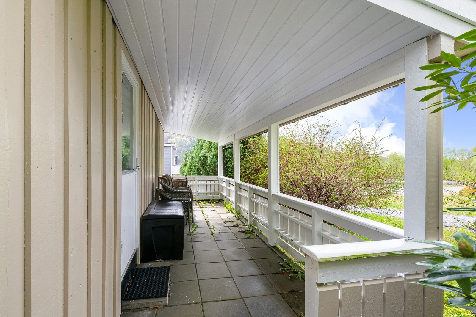 Romslig terrasse med takoverbygg mot vest Galleribilde