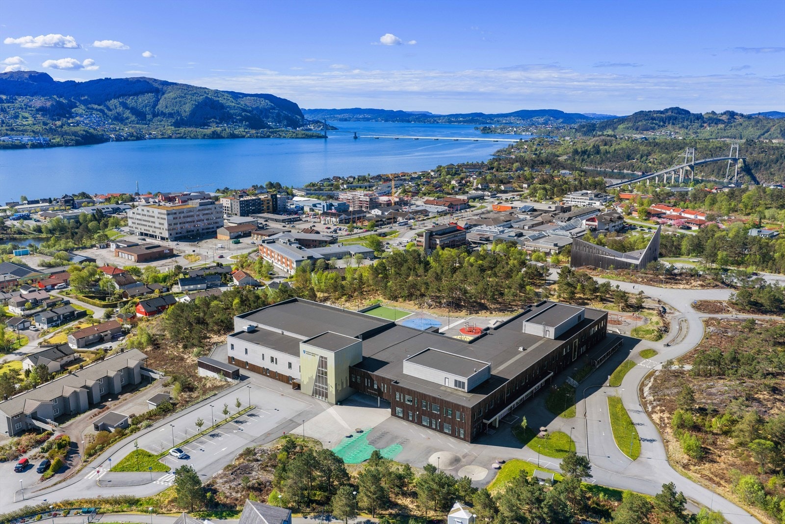 Flotte Knarvik barneskole som sto ferdig i 2019. Galleribilde