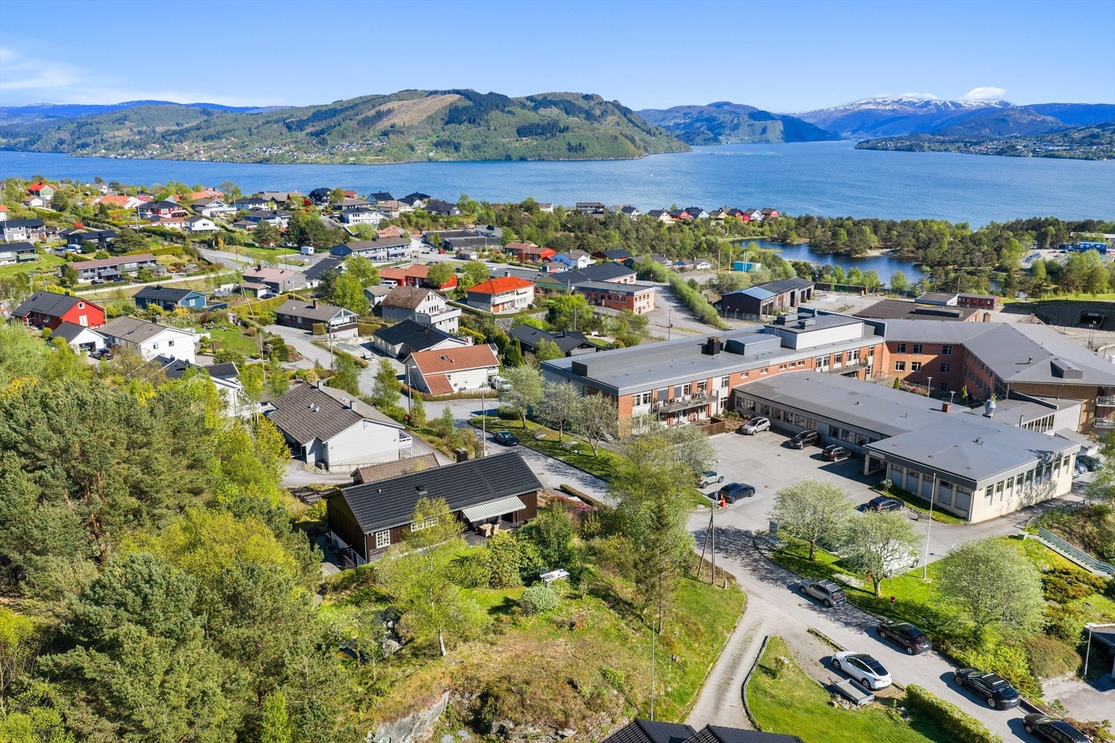Knarvik har et bredt utvalg av butikker, servicetilbud og spisesteder. Galleribilde