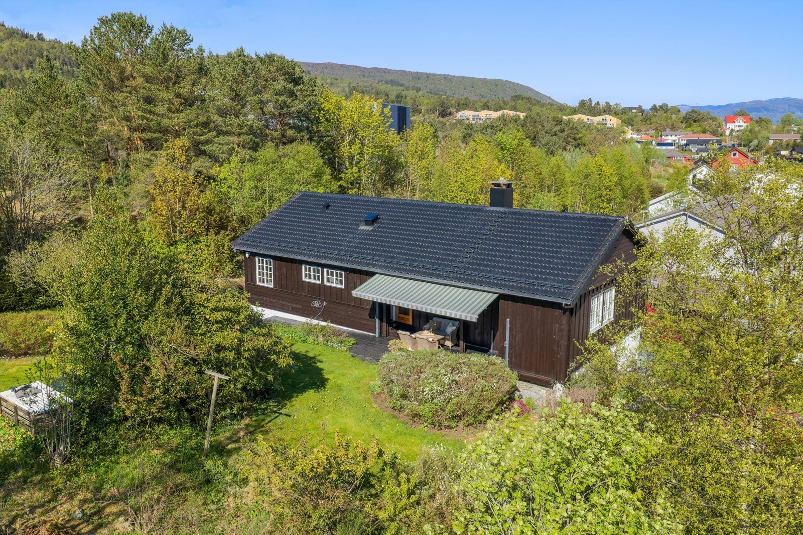 I 2016 ble taket tekket med betongtakstein og nye takrenner i metall. Galleribilde