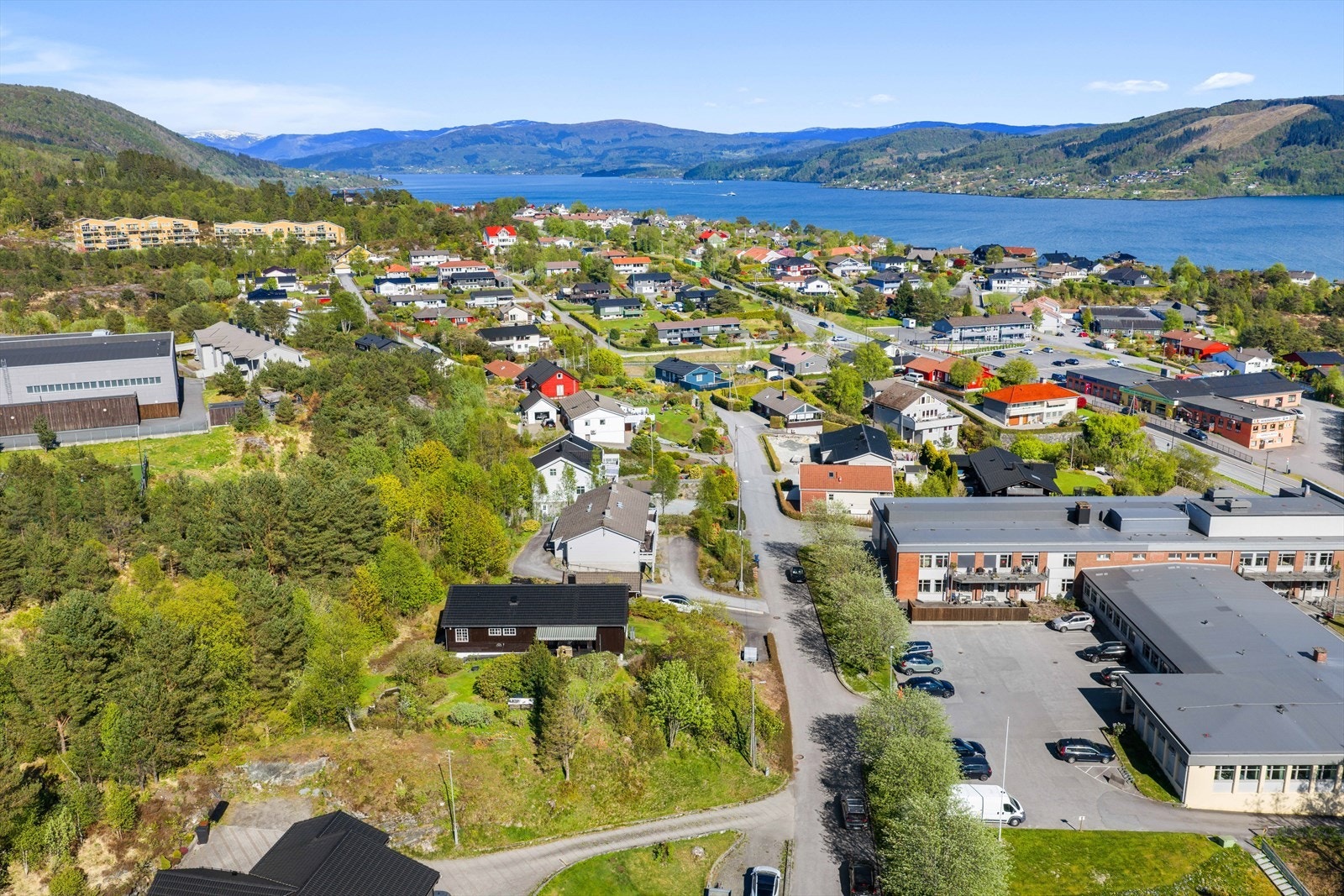 Nabolaget ligger tilbaketrukket og skjermet fra hovedveien, og har kort gangavstand til barnehage, skoler i alle trinn samt Knarvik amfi. Galleribilde