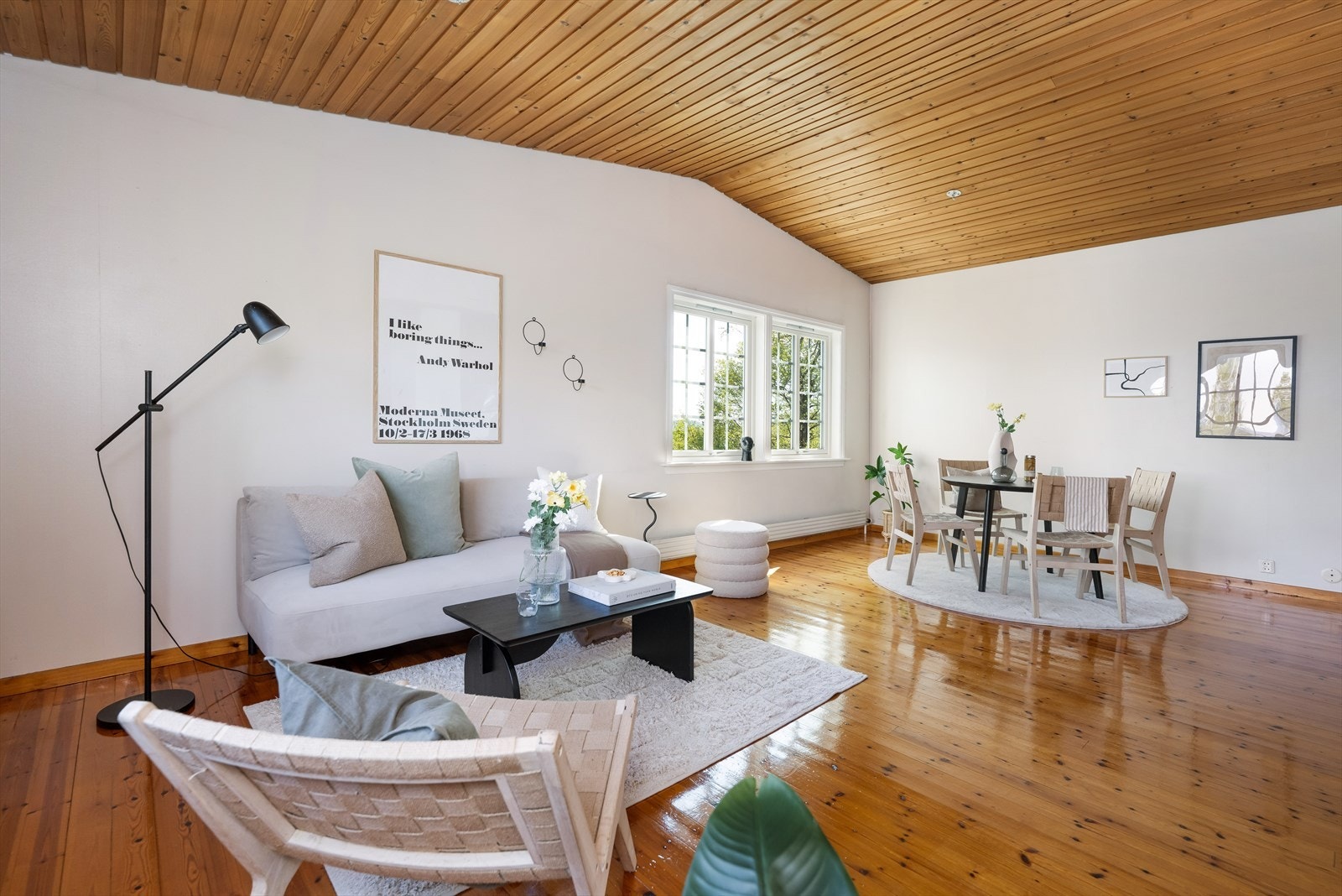 Her er det god plass til både sofagruppe og spisebord. Galleribilde