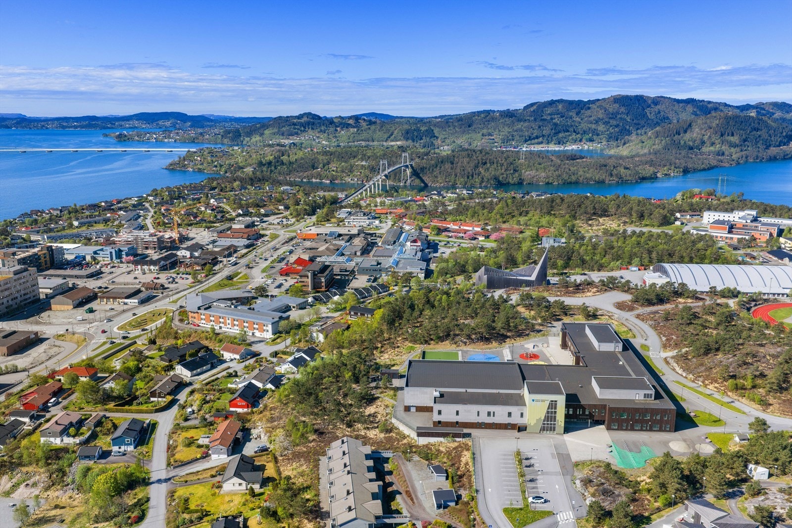 Innen gåavstand finner du bussterminal og Knarvik kai hvor man finner hurtigbåt til Bergen. Galleribilde