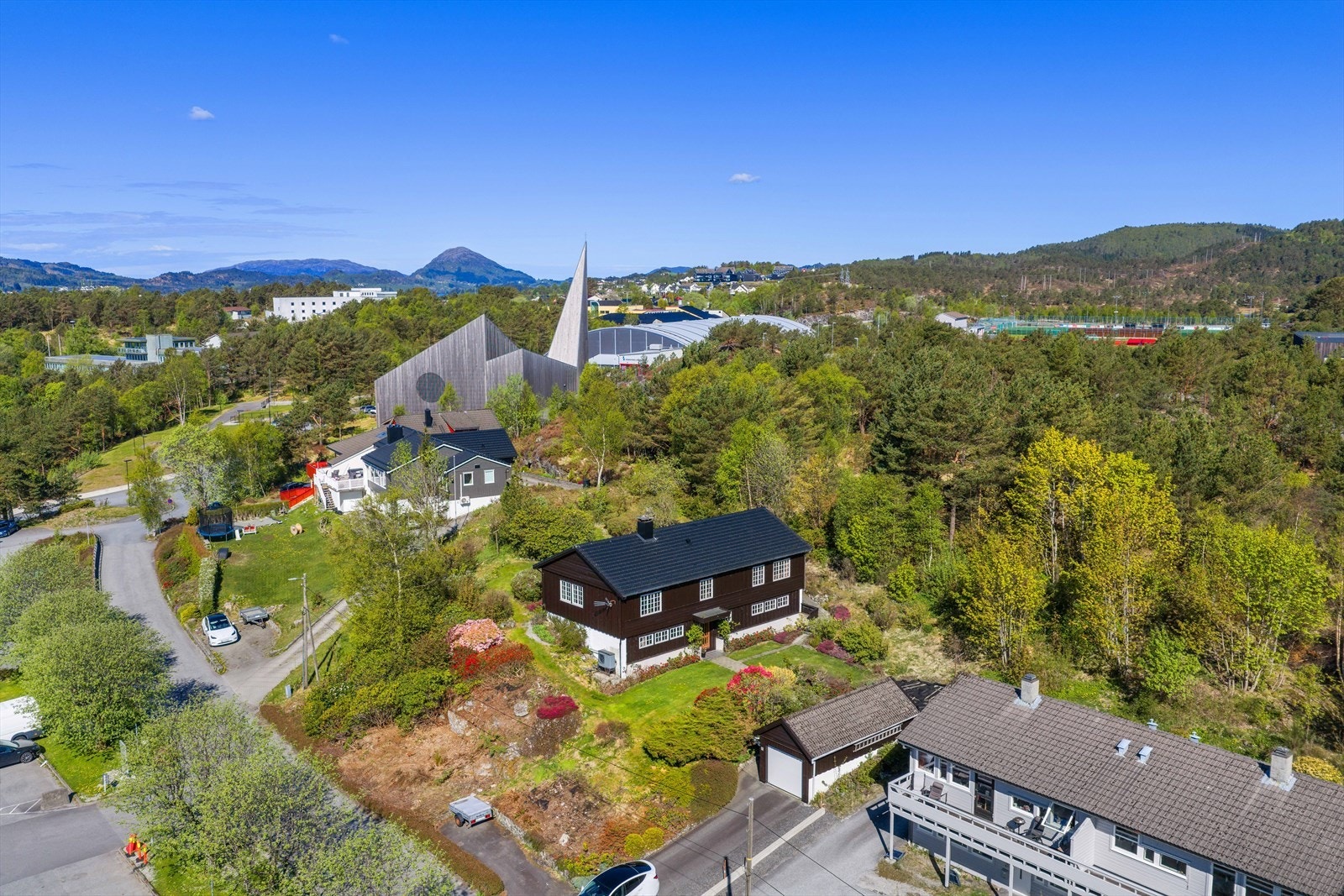 Hjertelig velkommen til visning i Kvernhushaugane 17! Eiendommen presenteres av Eiendomsmegler Norge v/Hans Petter Midbrød. Galleribilde