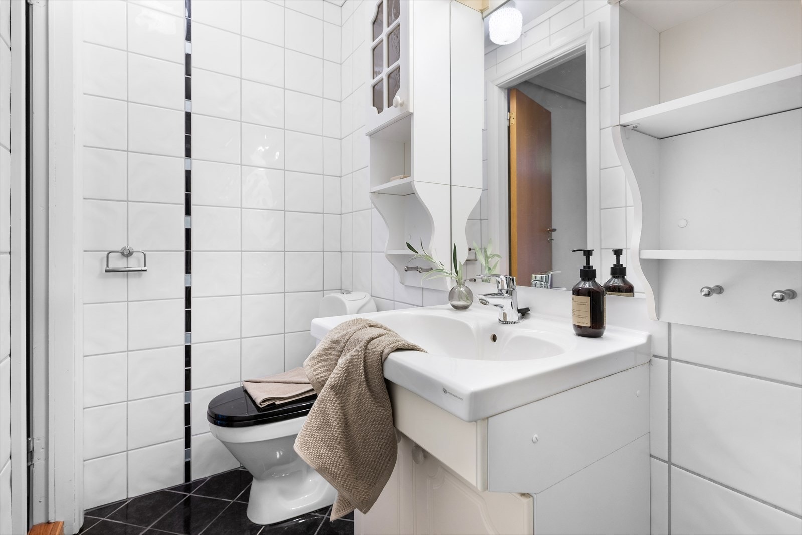 Badet er pent innredet med wc, servant og veggdusj. Galleribilde