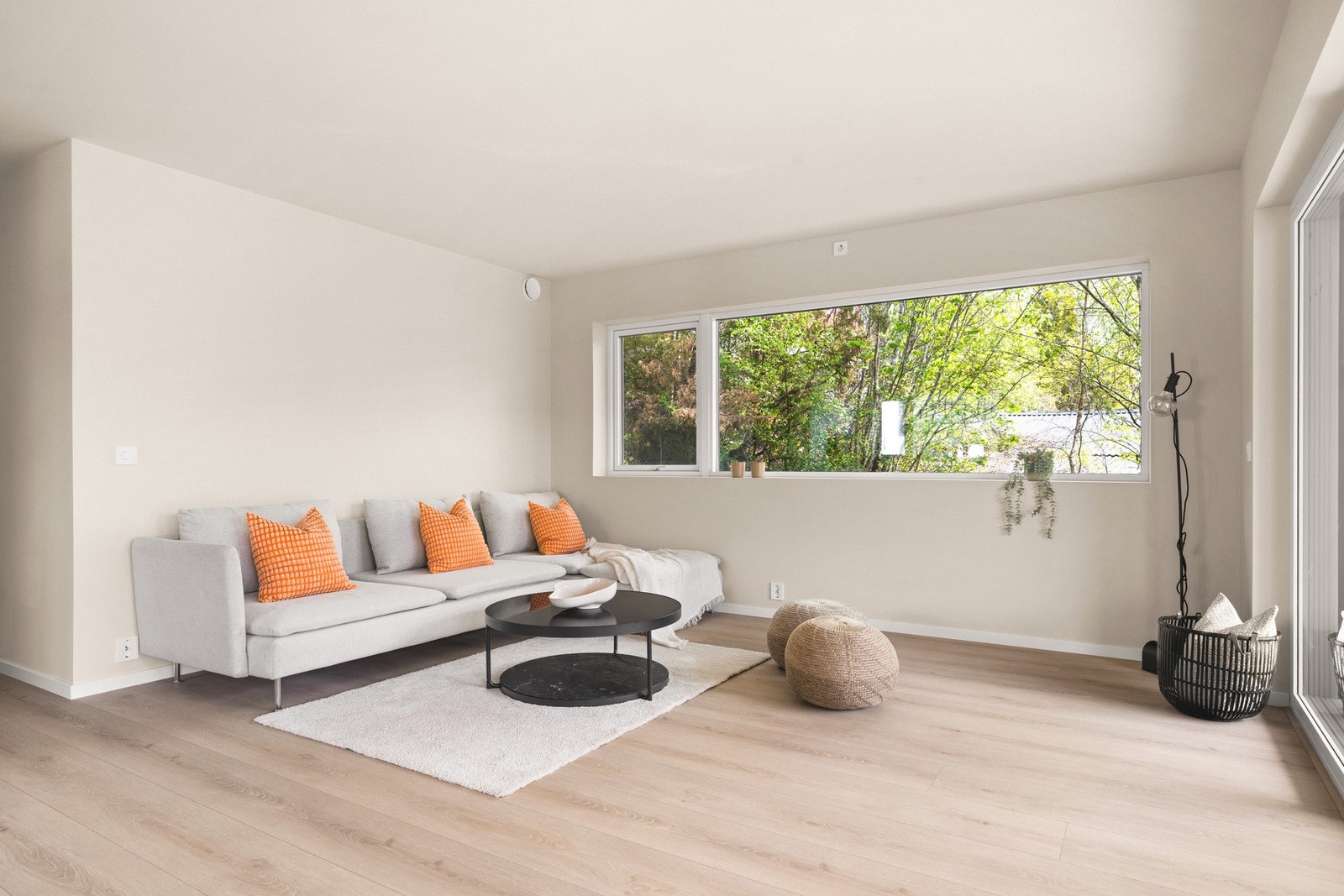 Rommet har et areal på hele 43,8 m², som gjør det enkelt å innrede i soner. Galleribilde
