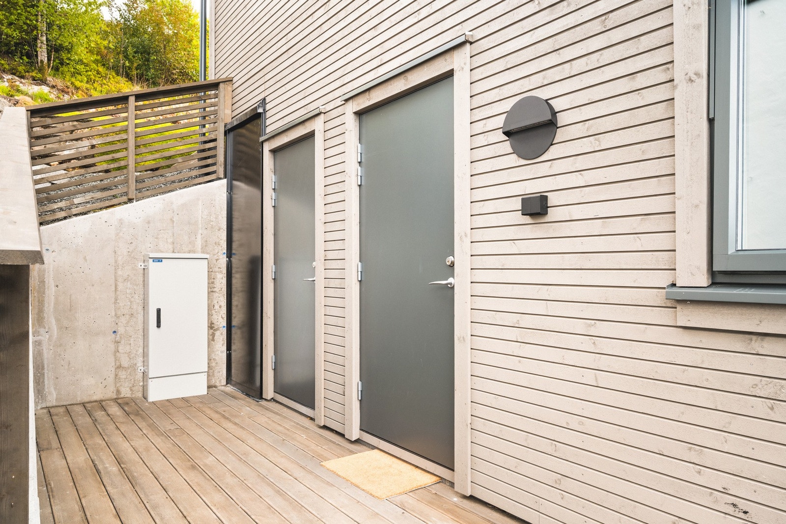 Ved inngangspartiet er det terrasse på 7,2 m², med plass til innredning med sittegruppe. Galleribilde