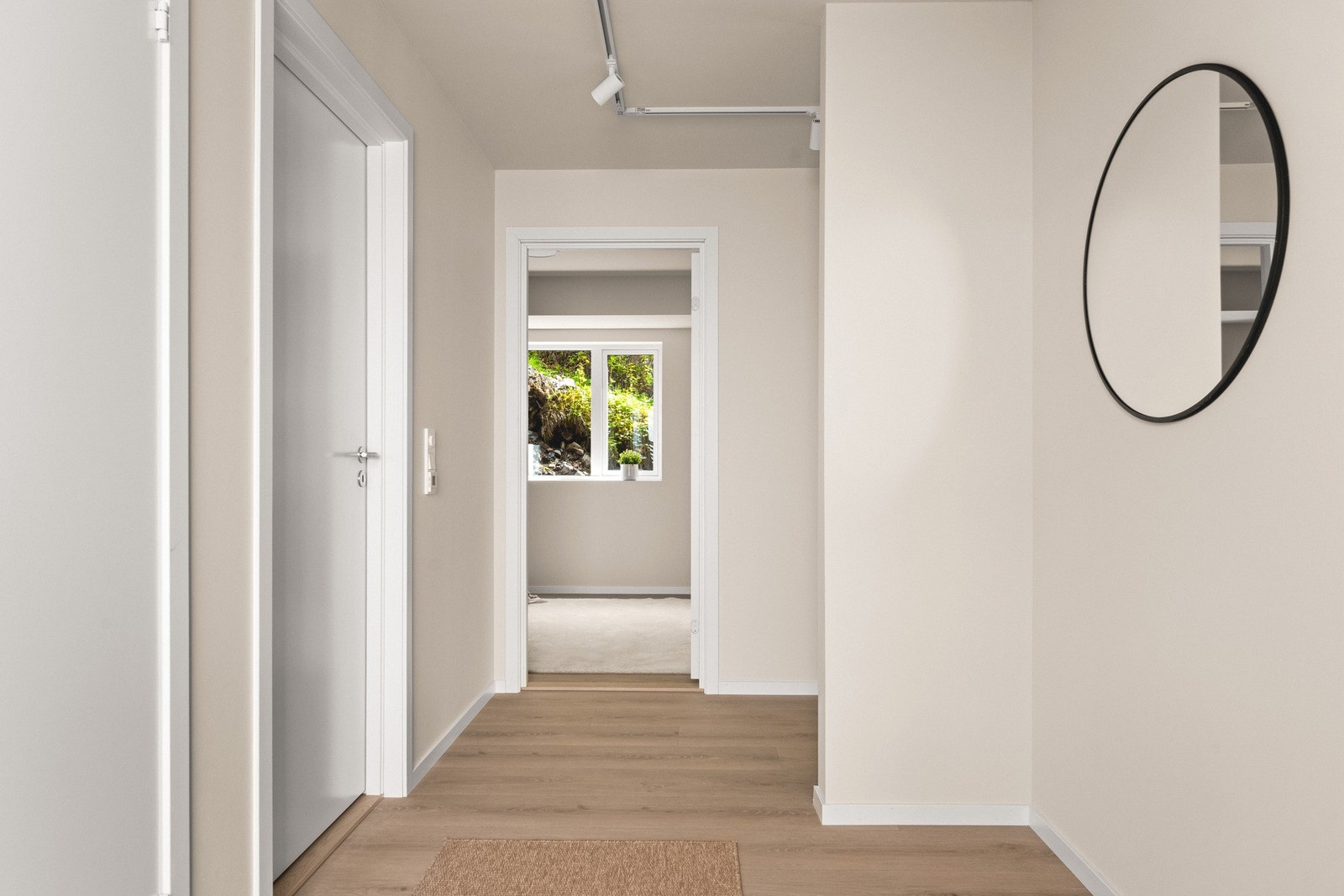 Leilighetens førsteinntrykk er en lys og romslig gang på 12,7 m², som gir god plass til oppbevaring og til å henge fra seg yttertøy. Galleribilde
