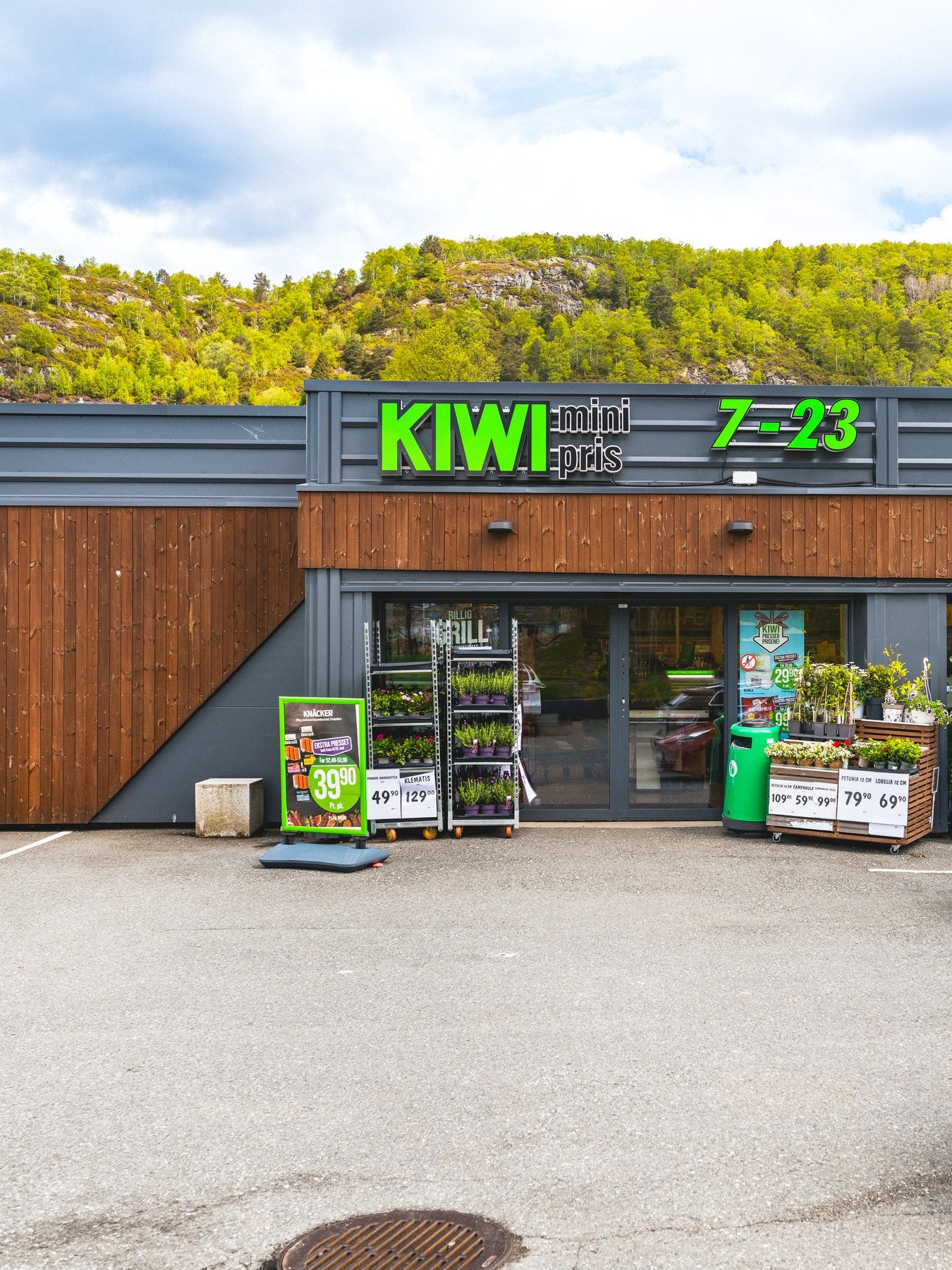 Her bor du i rolige omgivelser med lite støy, samtidig som du har kort gangavstand til både dagligvarebutikk, kollektivt, dagligvare, barnehager, skoler, lekeplasser og idrettsanlegg. Galleribilde