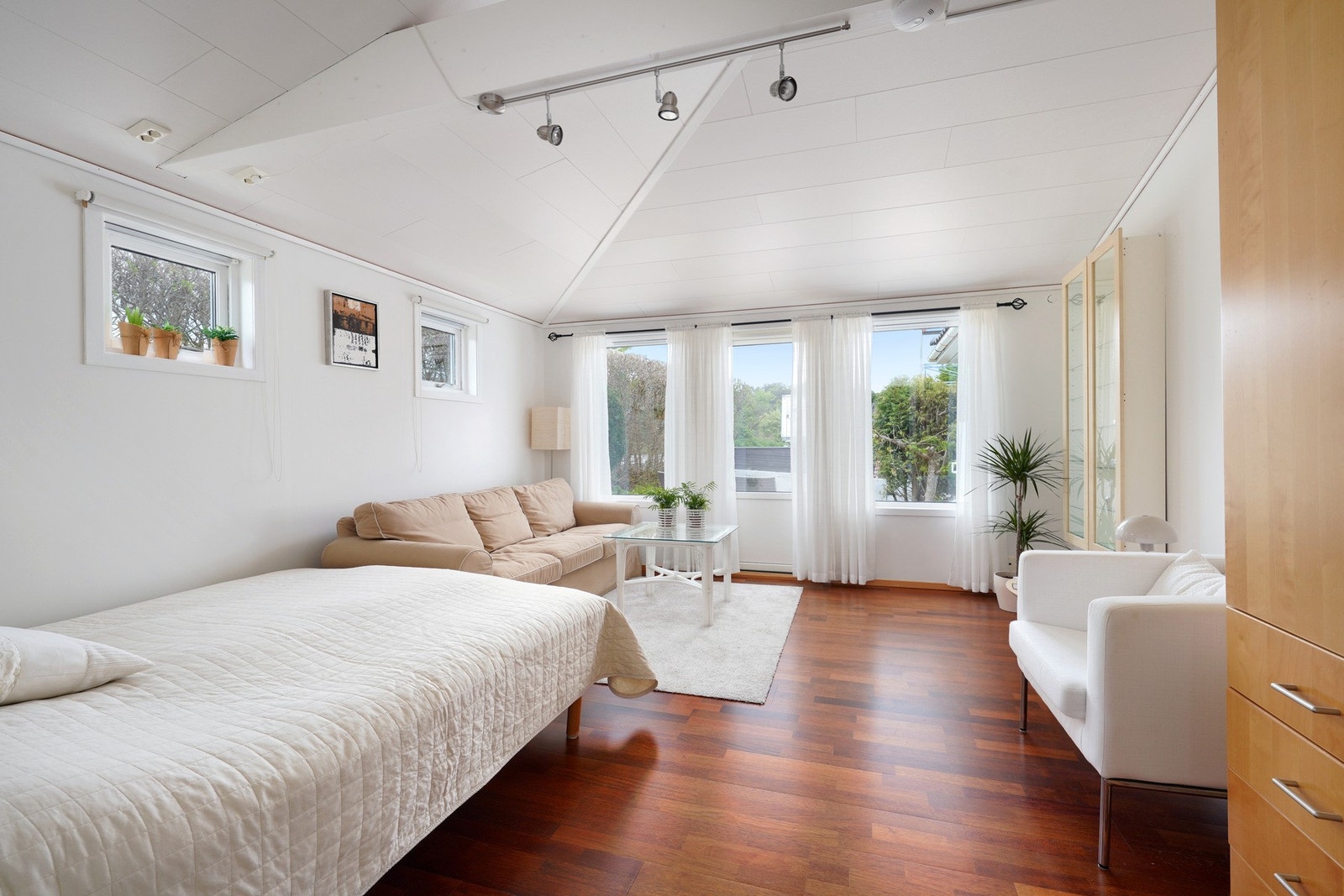Huset har totalt 5 soverom, hvorav det ene er i 1.etasje. Perfekt som hovedsoverom eller gjesterom. Herfra er det utgang til en terrasse. Galleribilde