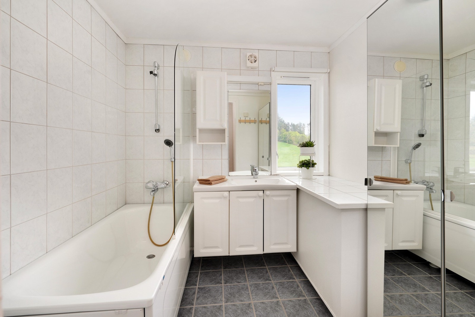 Badet i 2.etasje med fliser på gulv og badekar. Galleribilde