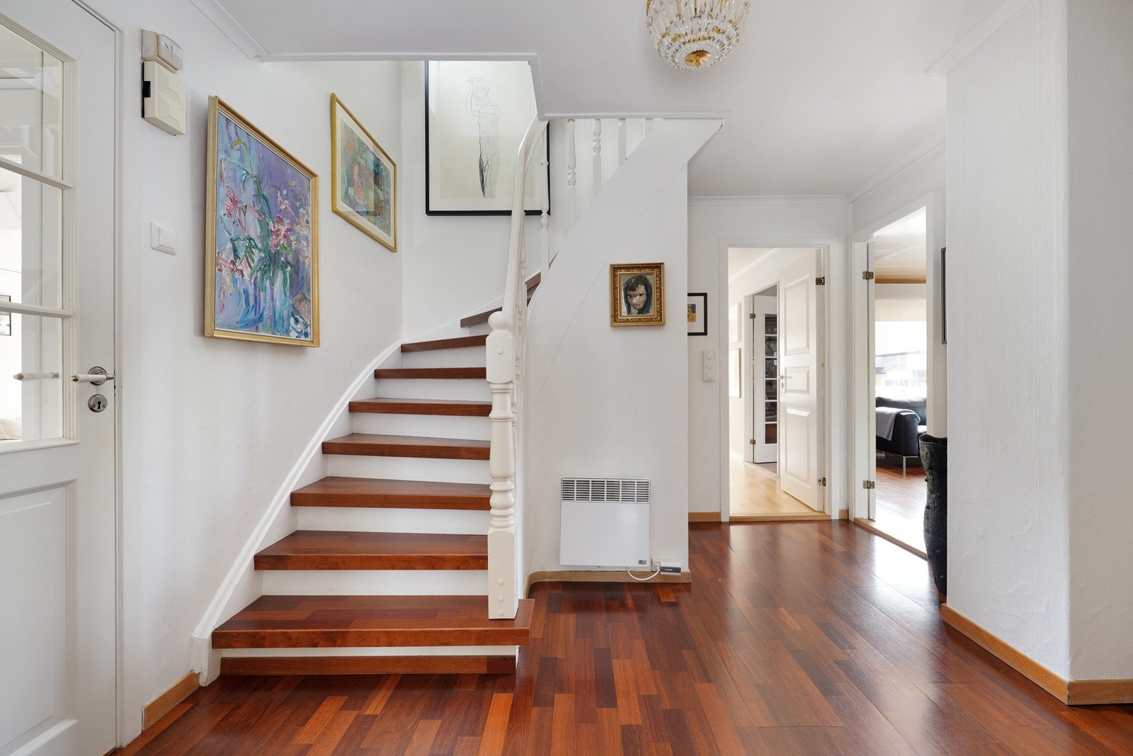 Hall og trappen opp til 2.etasje Galleribilde