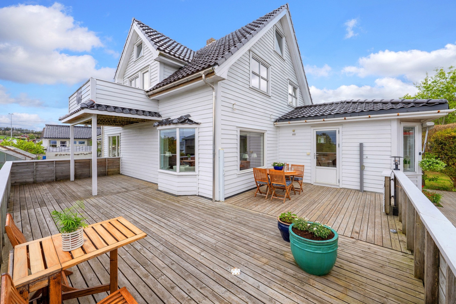 Det er totalt 128 m2 i terrasseareal til huset. Utgang ut fra kjøkkenet. Galleribilde