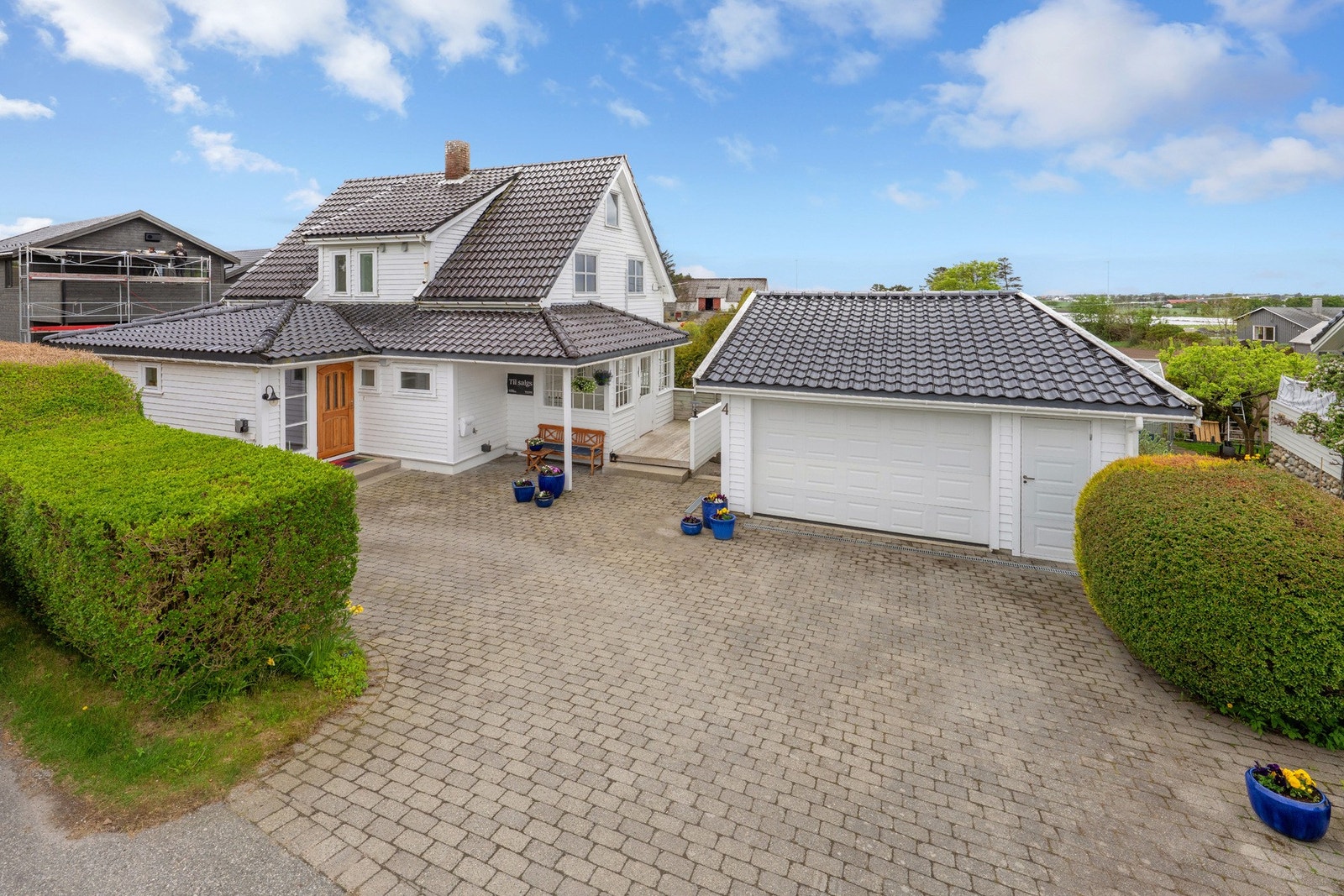 Svært innholdsrik familiebolig med en praktisk og funksjonell planløsning. Eiendommen disponerer en stor garasje på 29 m2 flere biloppstillingsplasser i gårdsrom. Galleribilde