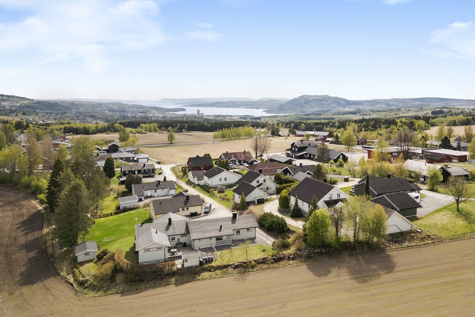 Eiendommen ligger fint og skjermet til i enden av en blindvei. Galleribilde