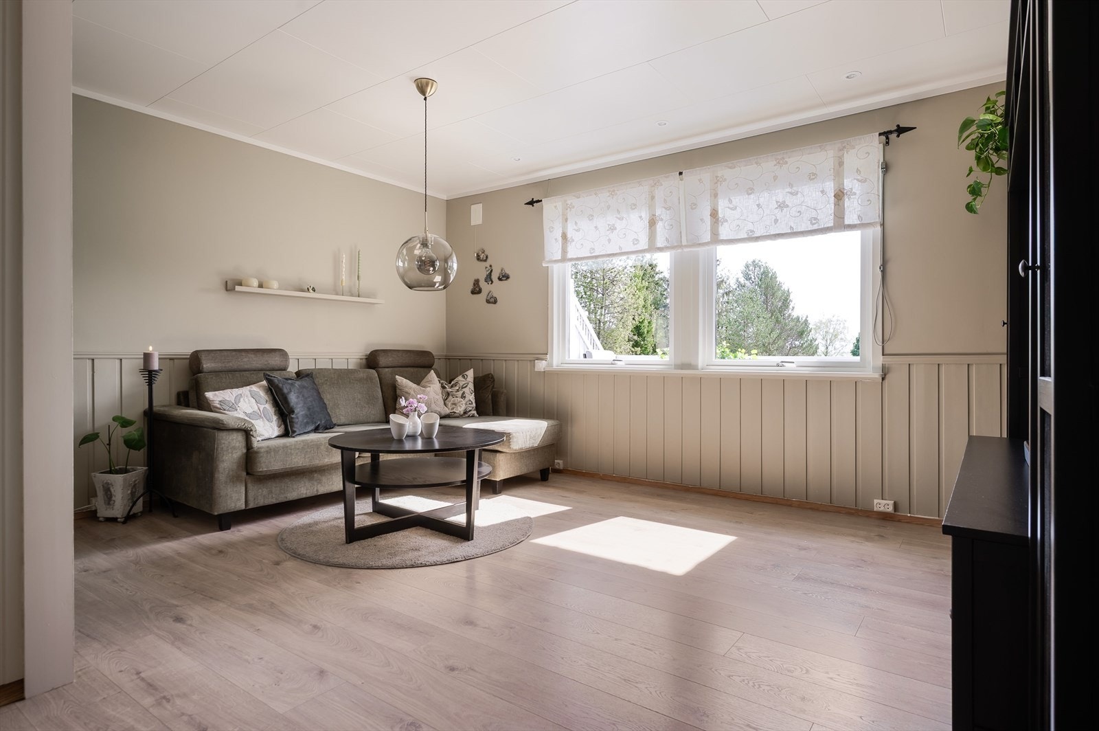 Store vinduer som gir mye dagslys. Galleribilde
