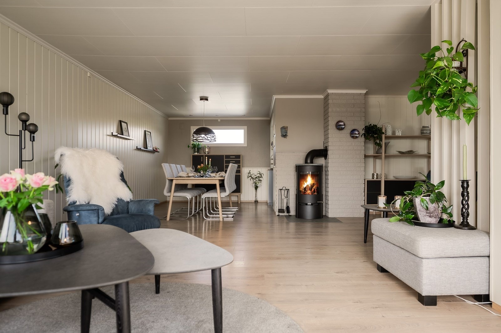 Veldromsenga 7B har fine og lyse farger. Det er peis og varmepumpe i boligen. Galleribilde