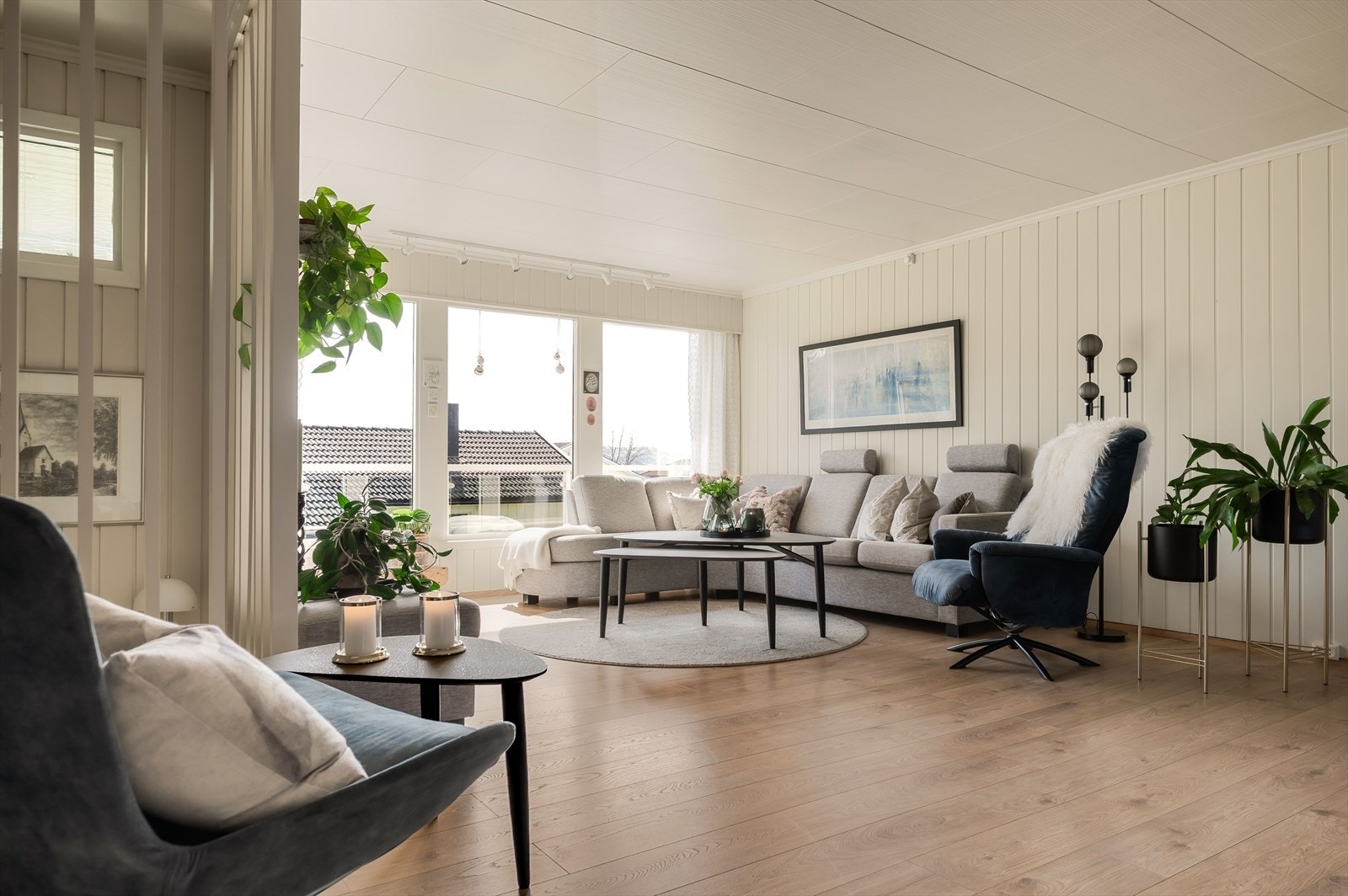 Her er det store vinduer slik at det kommer mye dagslys inn i stua. Galleribilde