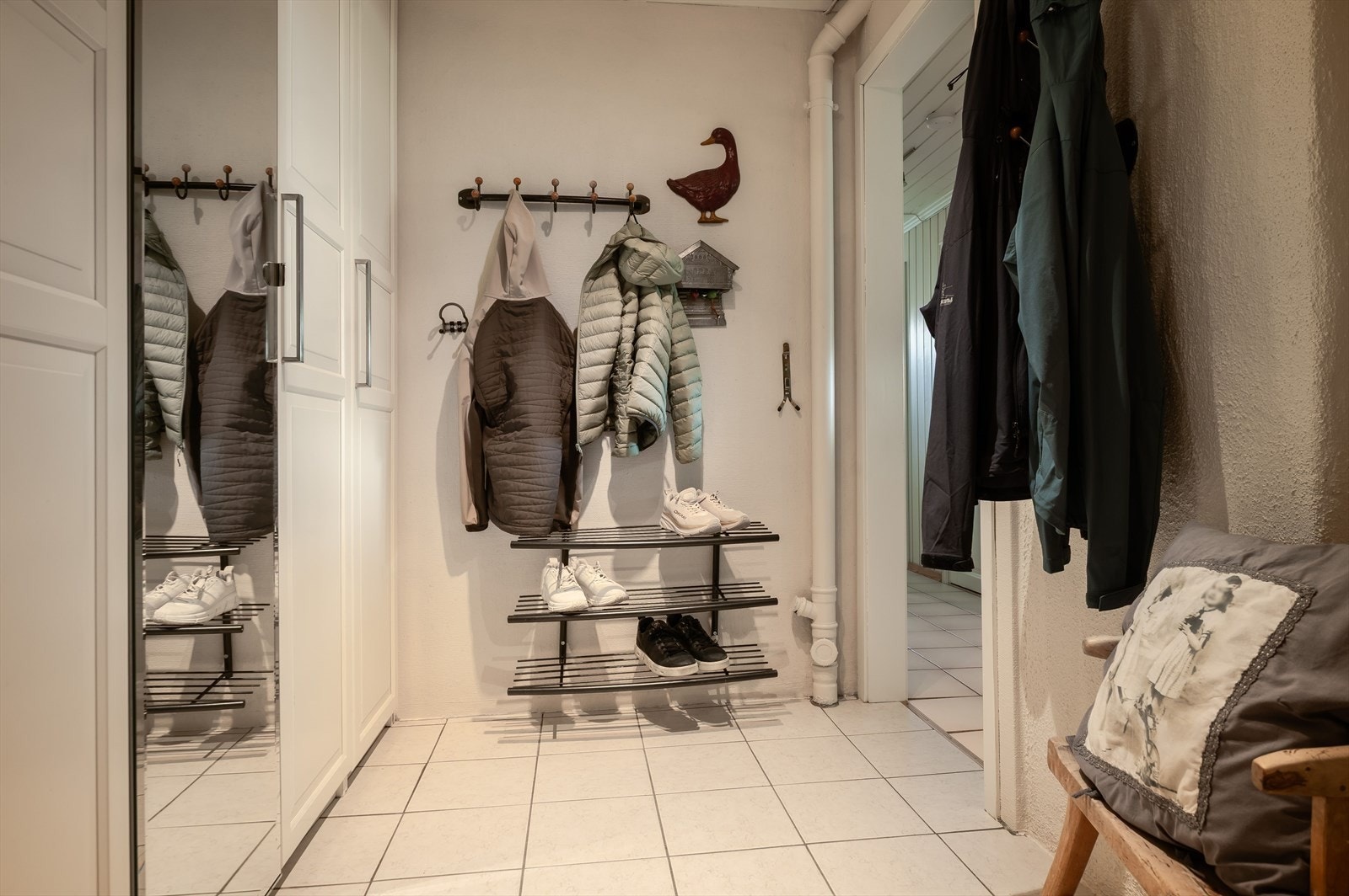 Romslig og praktisk garderobe. Galleribilde