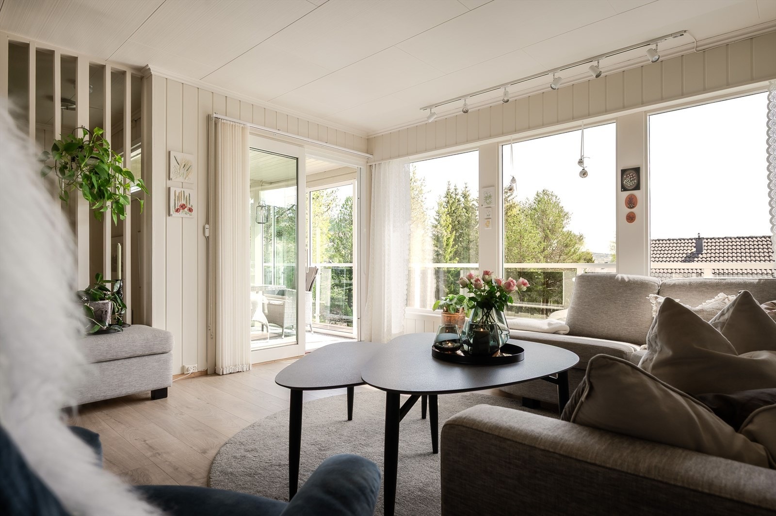 Fra stua er det utgang til innglassert terrasse. Galleribilde