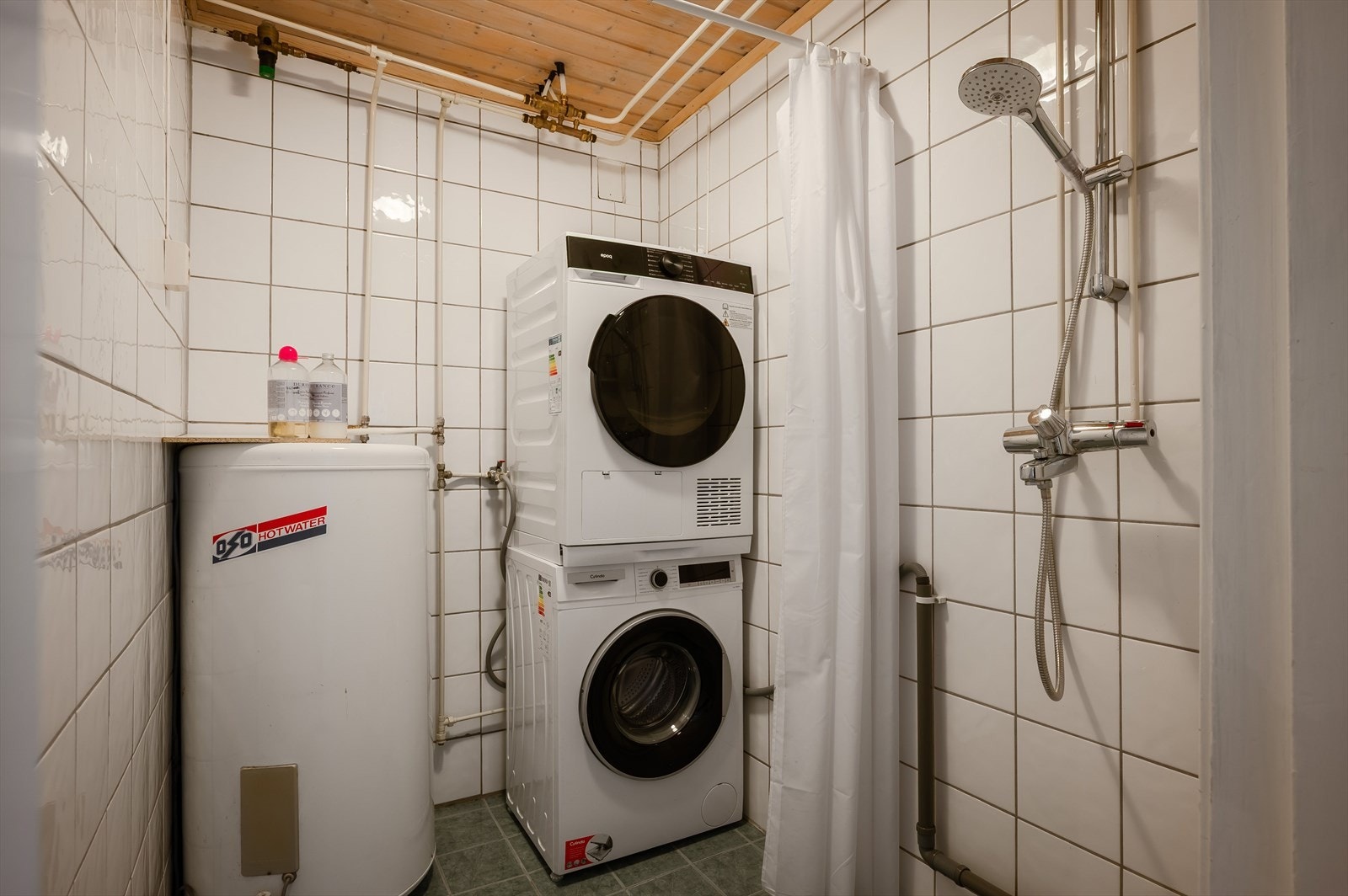Vaskerom med dusj i underetasjen på Veldromsenga 7B. Galleribilde