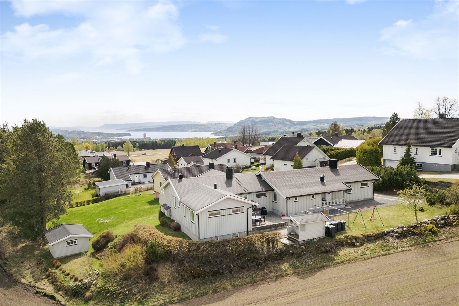 Stor bolig med to separate boenheter. Galleribilde