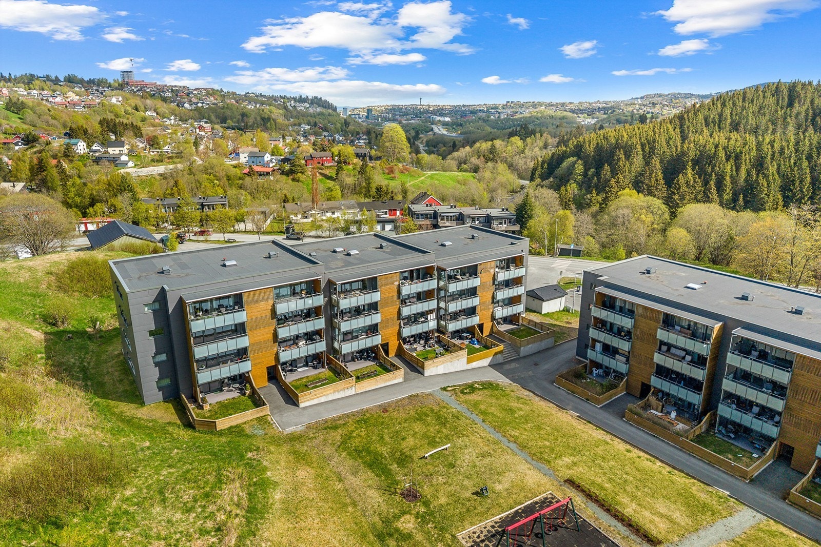 I tilknytning til skolen ligger Romolslia idrettsplass, og i nærområdet finnes det flere lekeplasser, balløkker og aktivitetsområder som legger godt til rette for barn og unge. Galleribilde