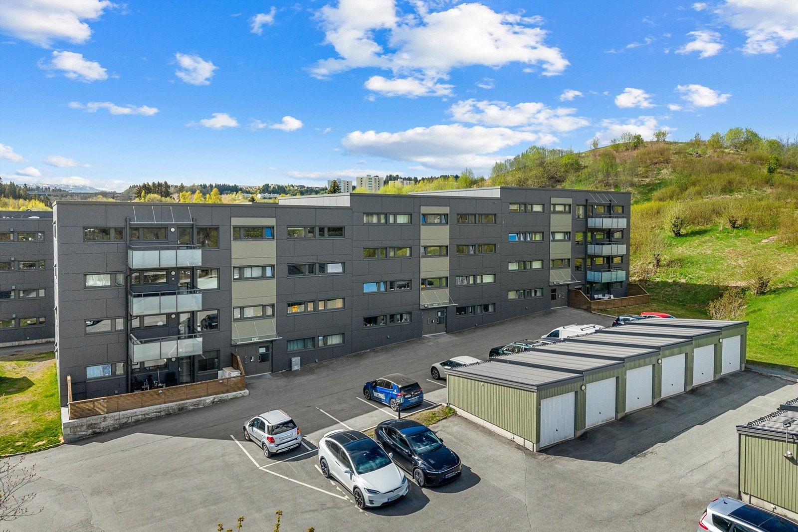 Dagligvarehandel er lett tilgjengelig med Bunnpris Romolslia kun ca. 6 minutters gange fra boligen. Nærmeste bussholdeplass, Romolslia nedre, ligger ca. 100 meter unna og har hyppige avganger til Trondheim sentrum og øvrige deler av byen. Galleribilde