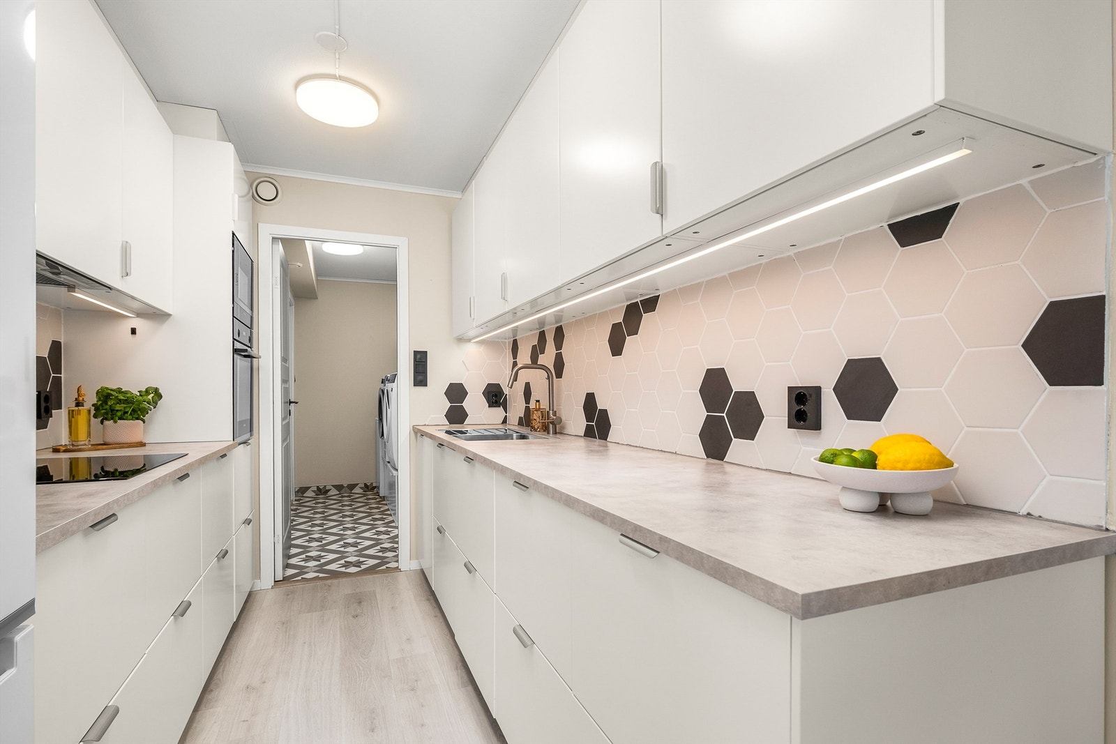 Nydelig IKEA-kjøkken fra 2021 med integrert stekeovn, mikrobølgeovn, platetopp og oppvaskmaskin. Galleribilde