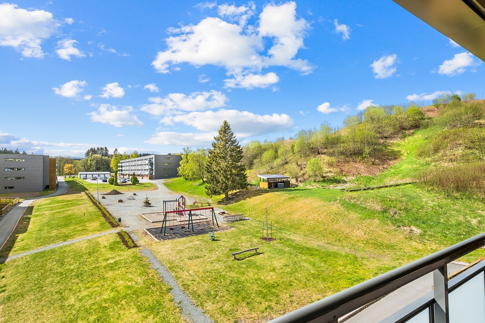 Borettslaget har en fin beliggenhet i terrenget med grense mot grønne friområder og skog, god avstand mellom bebyggelsen og frodige omgivelser. Galleribilde