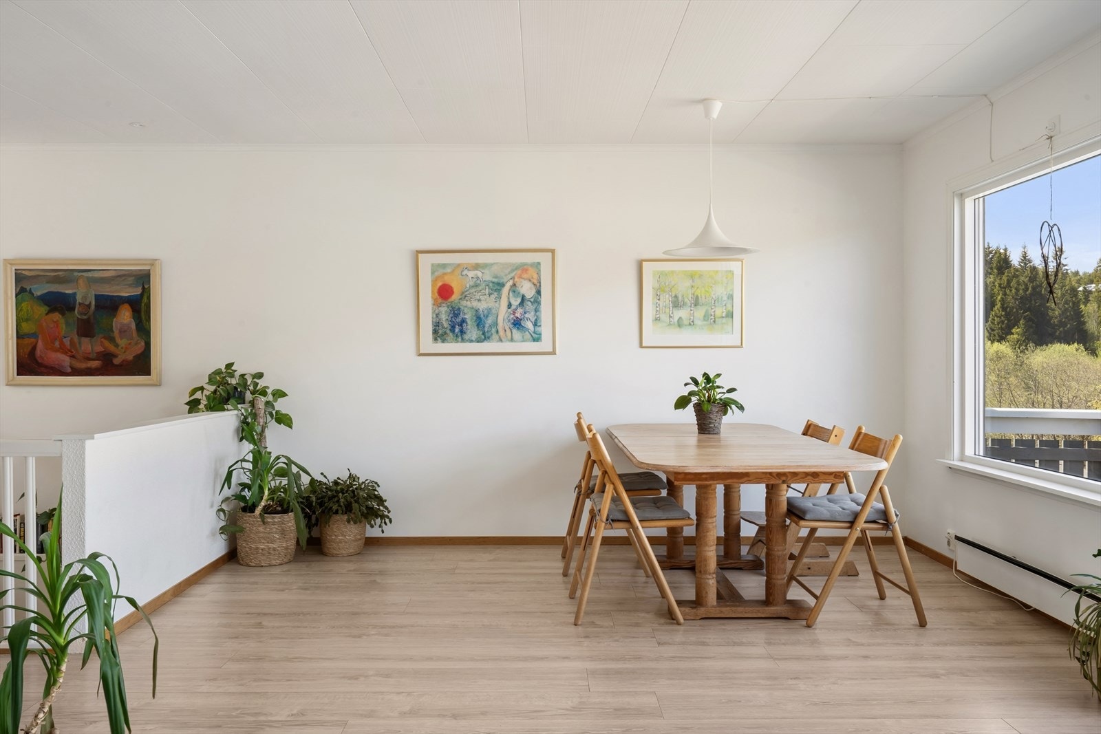 Den gode størrelsen gir flere møbleringsmuligheter for sofa og spisebord. Galleribilde