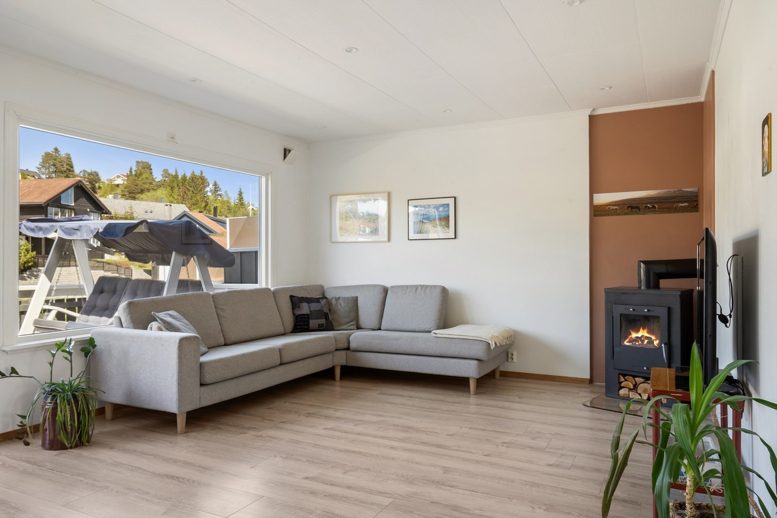 Videre kommer man inn til en lys stue på 40m². Galleribilde