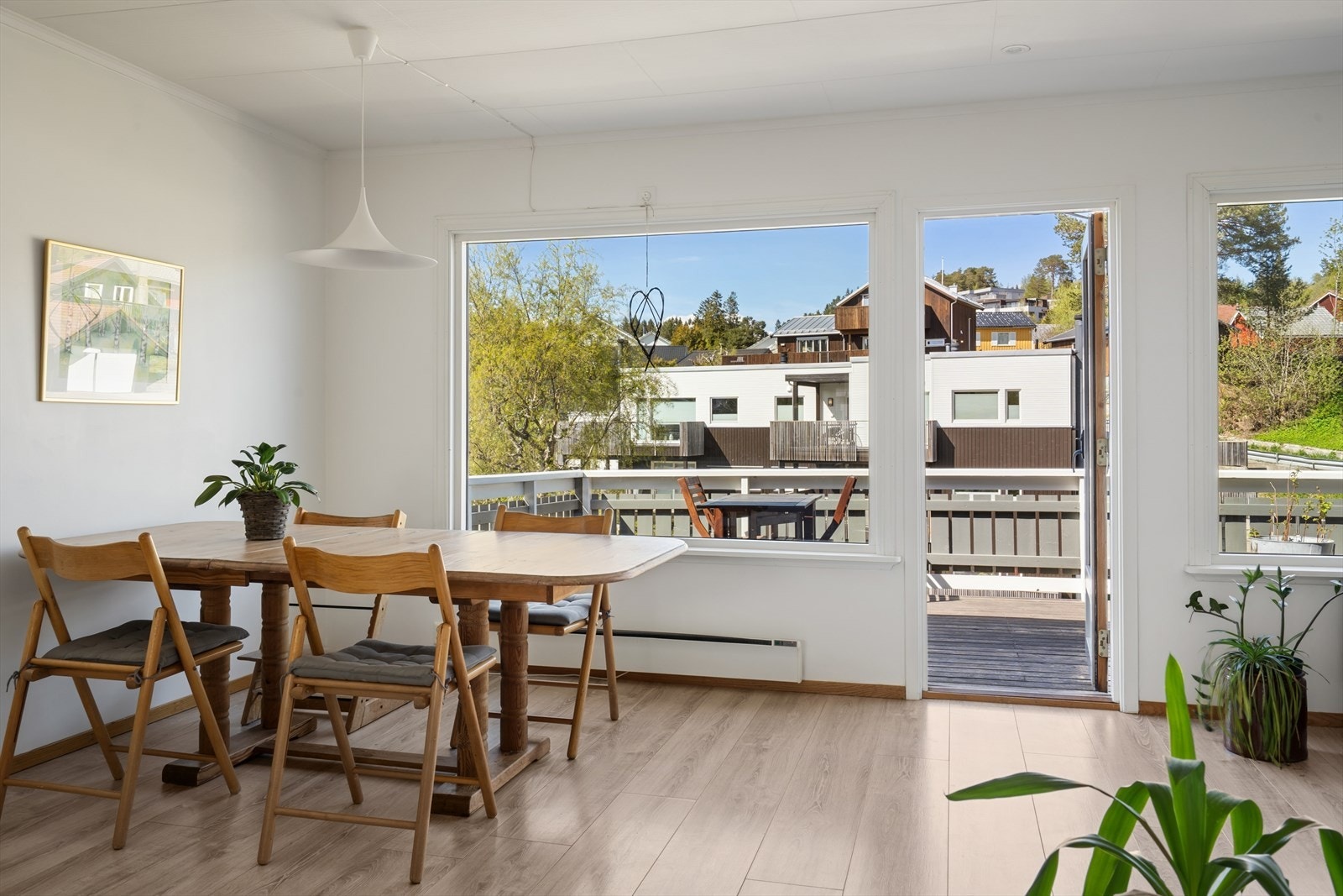 Fra stuen er det utgang til veranda. Galleribilde