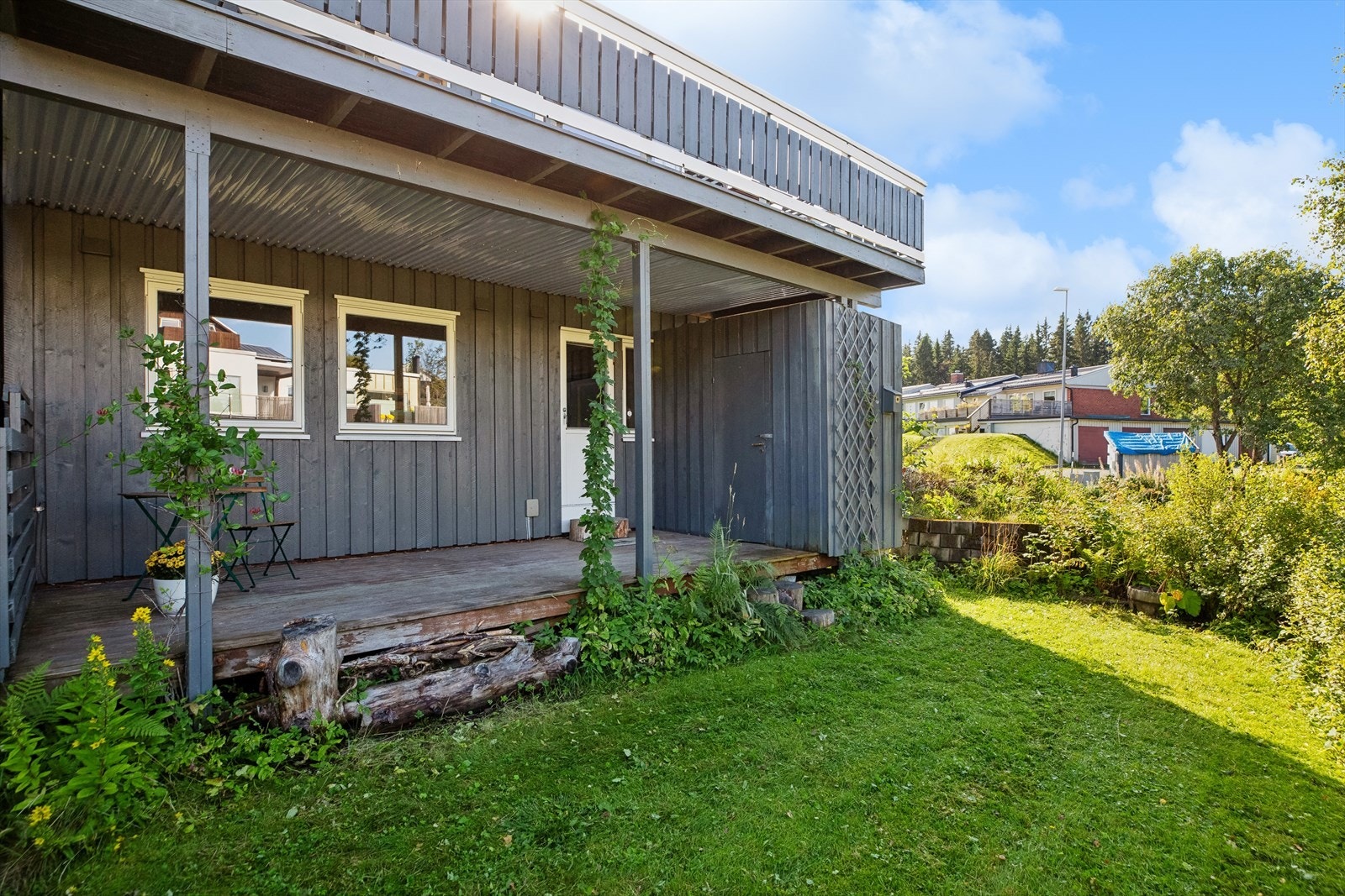 På terrassen har man en utvendig bod på 2,8m². Det ble i 2019 anlagt trapp langs husvegg ned til hage og platting. Galleribilde