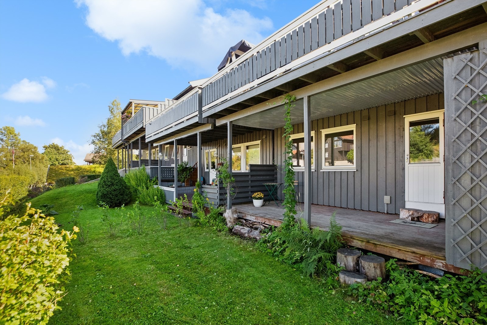 Terrassen nede er på 13,8m². Det ble lagt nytt undertak i 2019 for bedre utnyttelse av plassen. Galleribilde