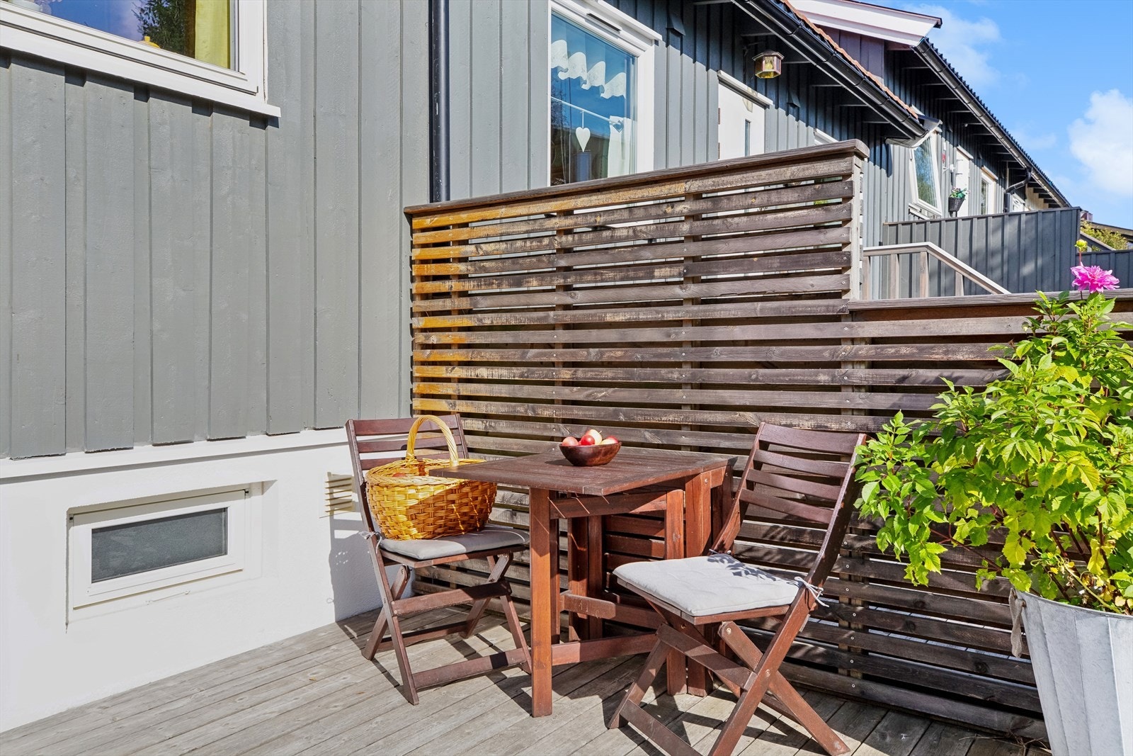 Hyggelig platting med morgensol ved inngangspartiet. Galleribilde