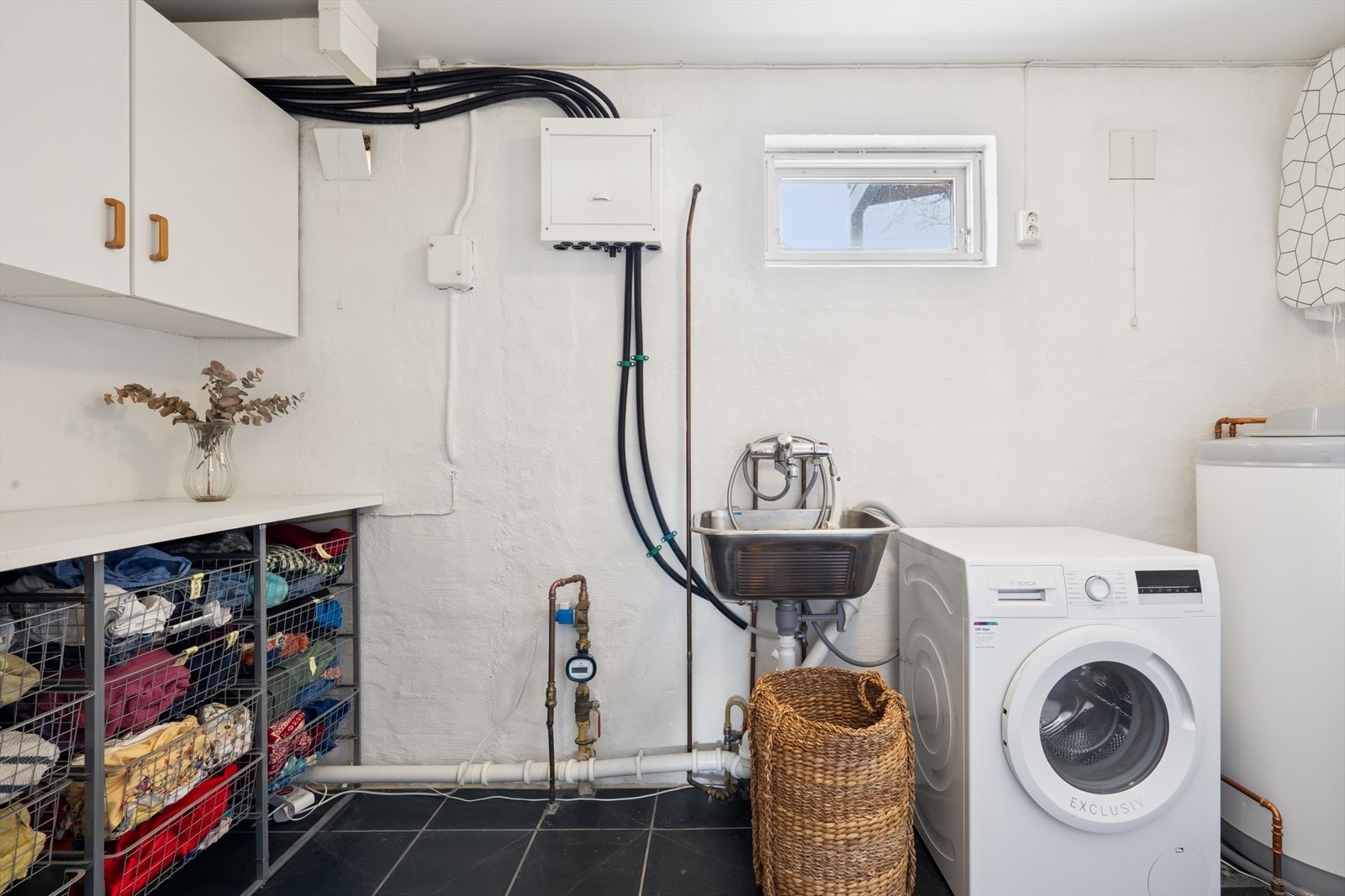 Vaskerom på 6,6m² med flislagt gulv. Ny VVB på 200L installert i 2020 samt Waterguard magnetisk vannstopper på hovedinntak med sensorer på vaskerom og kjøkken. Galleribilde