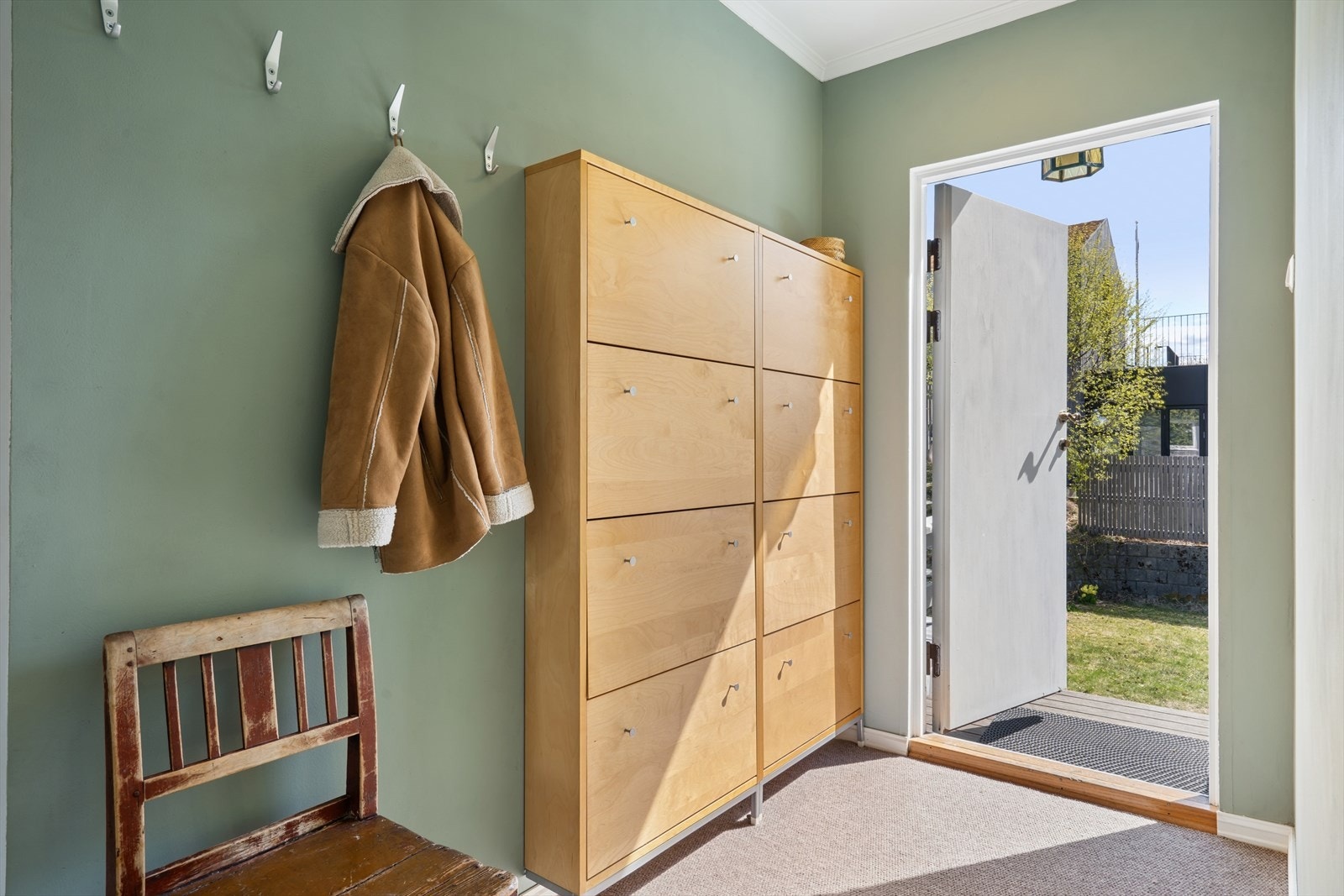 Velkommen inn! Entreen er på 5,5m² og har god plass til oppbevaring av yttertøy. Galleribilde