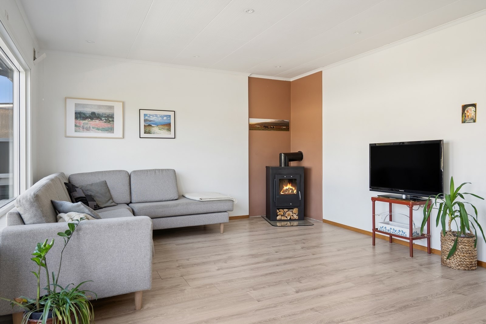Stua har 1-stavs laminatgulv fra 2019. Galleribilde