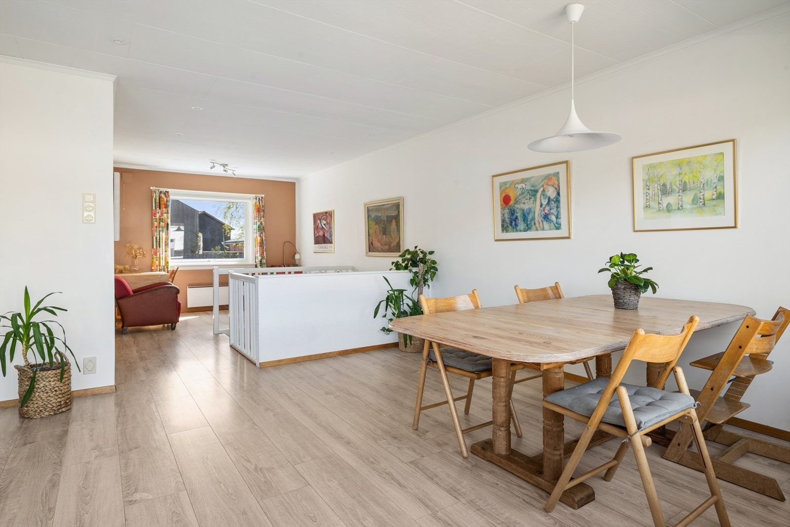 God plass til spisebord på stue. Galleribilde